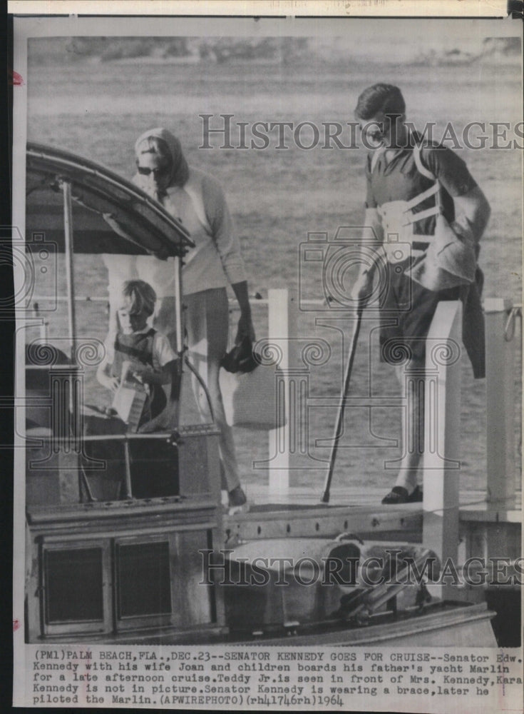 1964 Press Photo Sen. Edward Kennedy, wife Joan, son Ted, Jr. - Historic Images