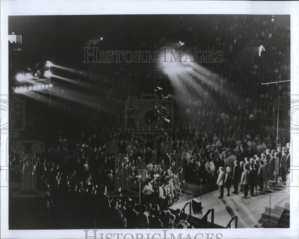 Press Photo U of N. Carolina with &quot;Up With People &quot; performing - RSM13215 - Historic Images