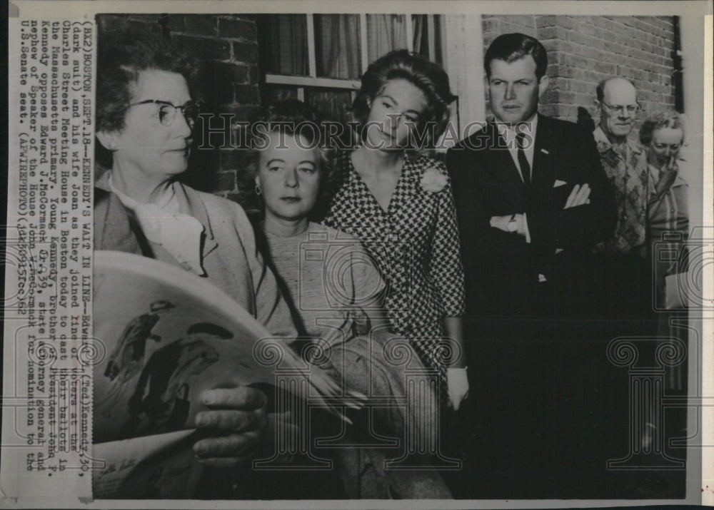 1962 Press Photo Sen Edward M. Kennedy &amp; wife campaigning - RSM13235 - Historic Images