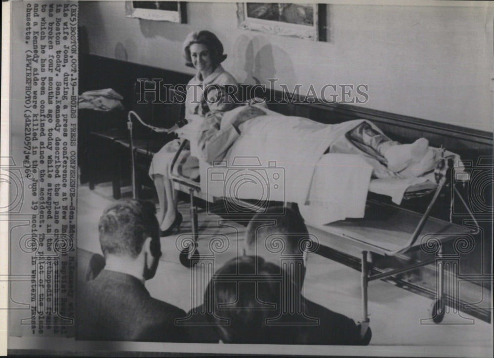 1964 Press Photo Sen. Edward Kennedy, wife Joan, during a press conference - Historic Images