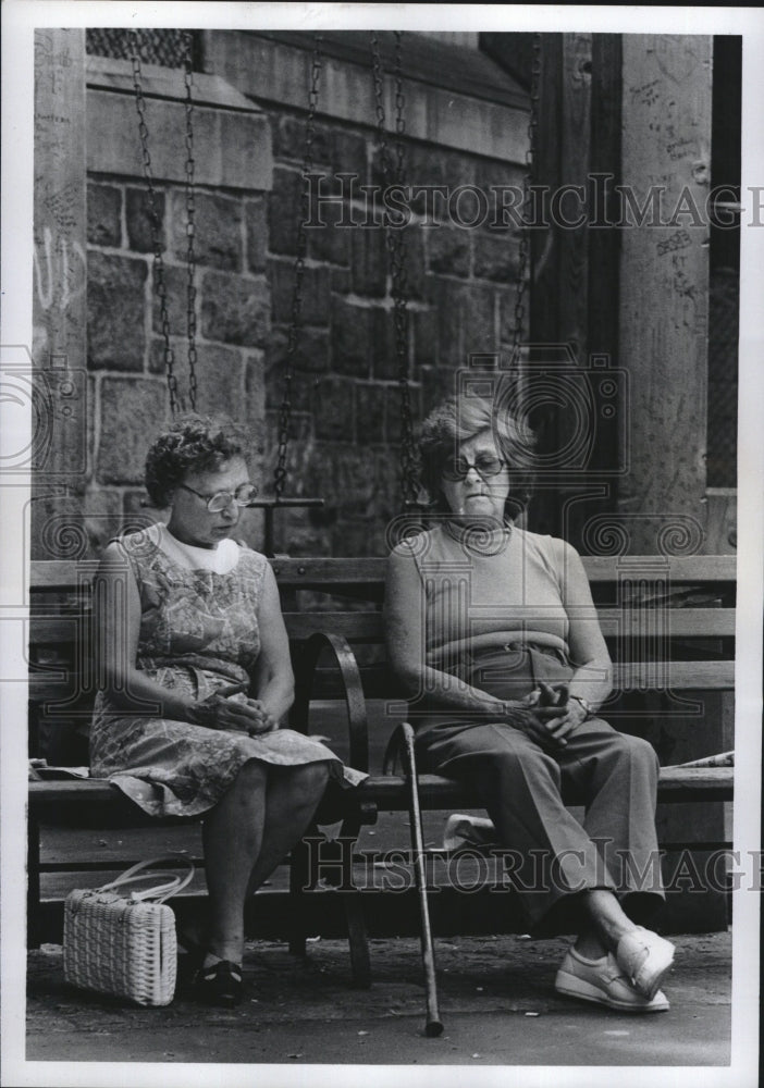 1979 Press Photo Mrs. June Jones Clara Moore park  Myrtle Street - Historic Images