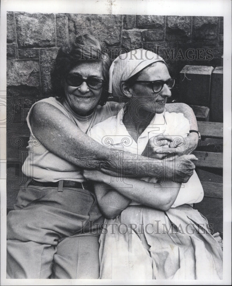 1979 Press Photo June Evelyn Jones hugs daughter June Evelyn Jones Jr. reunion - Historic Images