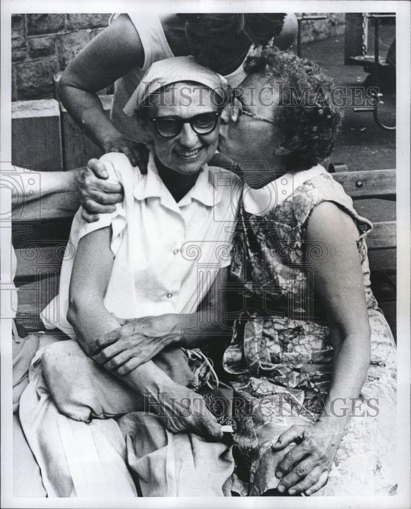 1979 Press Photo aunt Clara Moore June Evelyn Jones reuniting Myrtle street park - Historic Images