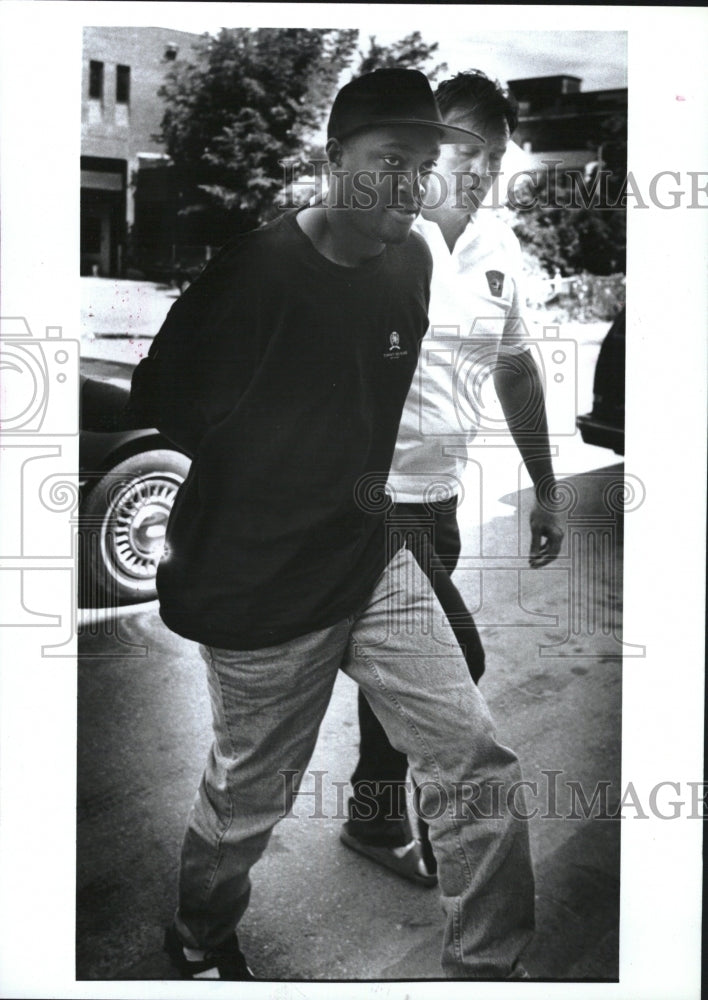 1995 Press Photo alleged murderer Lorenzo Jones S. Boston police station - Historic Images