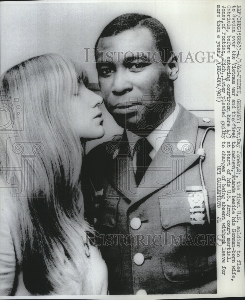 1968 Press Photo Pvt. Ray Jones U.S. soldier flee Sweden Vietnam war wife - Historic Images