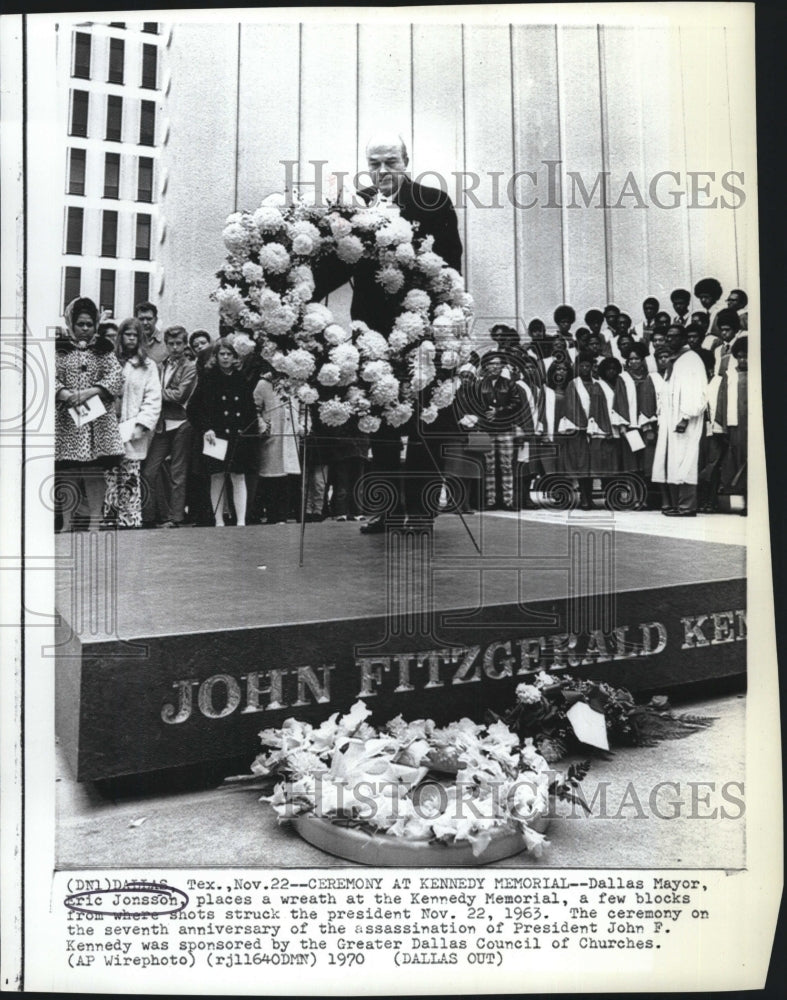 1970 Press Photo Dallas Mayor Eric Jonssoh wreath Kennedy Memorial ceremony - Historic Images