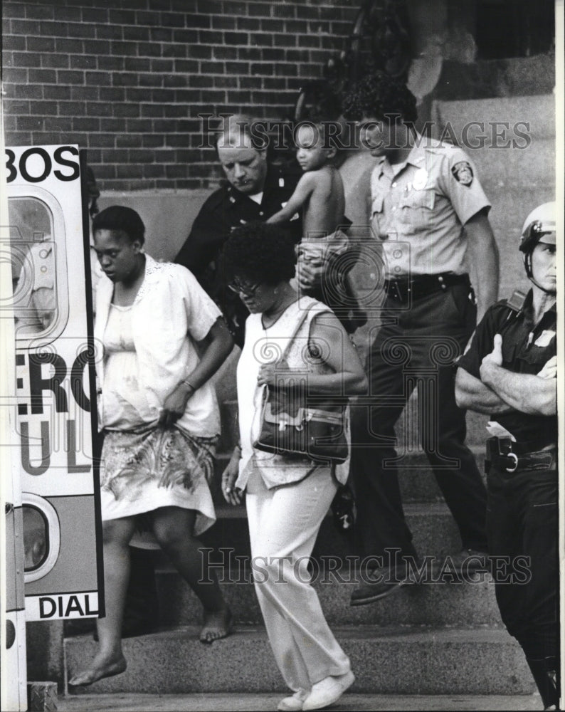 1982 Press Photo hostage situation Mass. Ave Tyrone Milton - RSM13643 - Historic Images