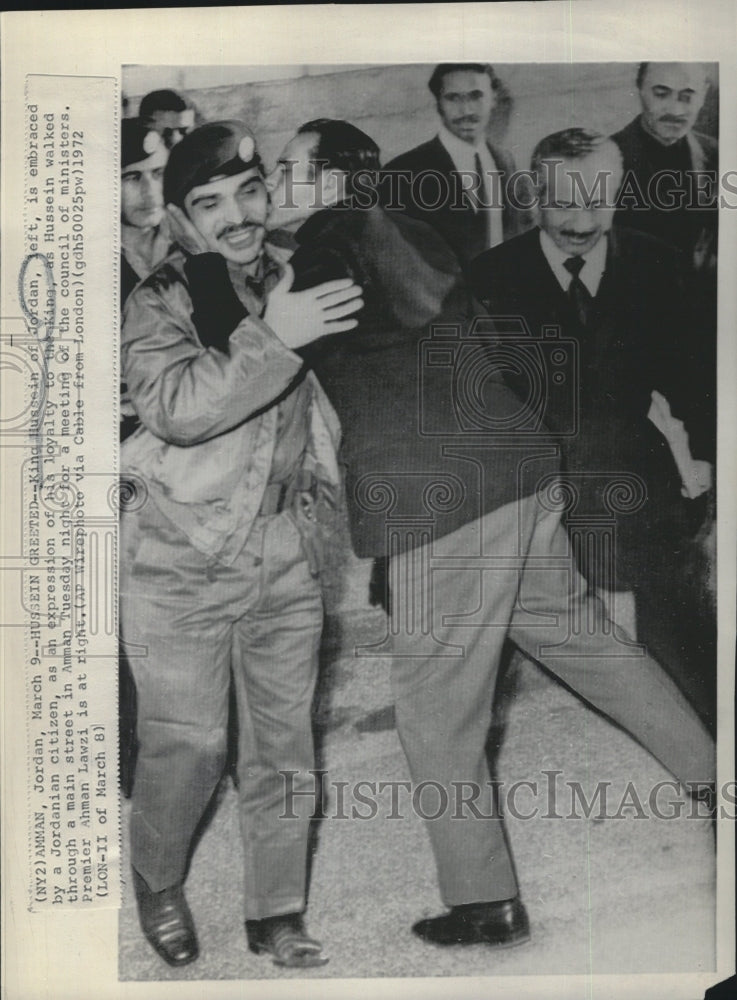 1972 Press Photo King Hussein Jordan Jordanian citizen embrace Amman street - Historic Images