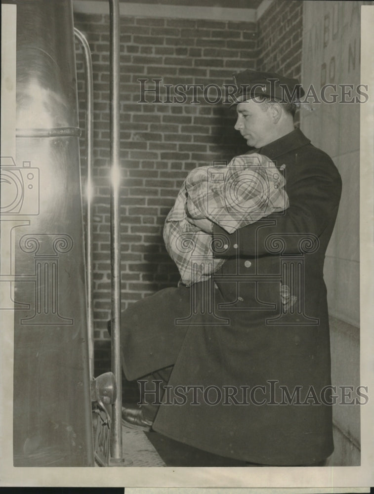 1919 Press Photo Officer Thomas Fitzpatrick baby burned death Dorchester Fire - Historic Images