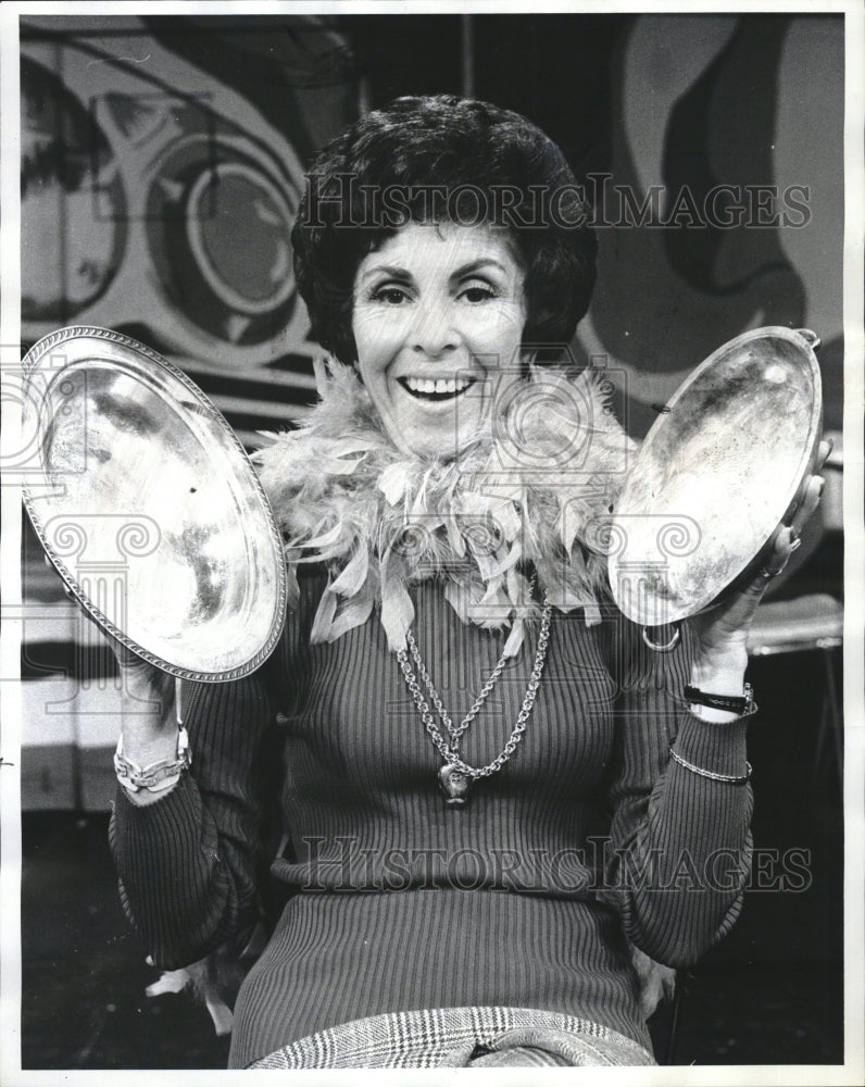 1974 Fritzi Courtney Cohn Kosher dishes hit play Lenny Charles - Historic Images