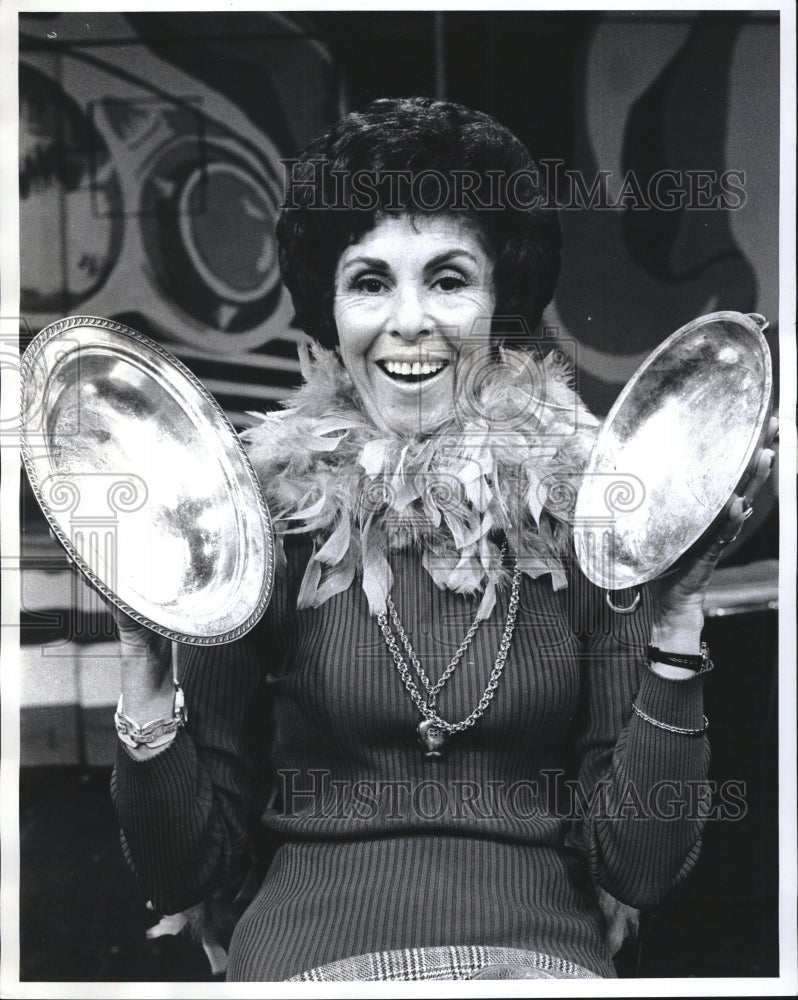 1975 Press Photo Fritzi Jane Courtney Kosher dish Lenny Charles Playhouse - Historic Images