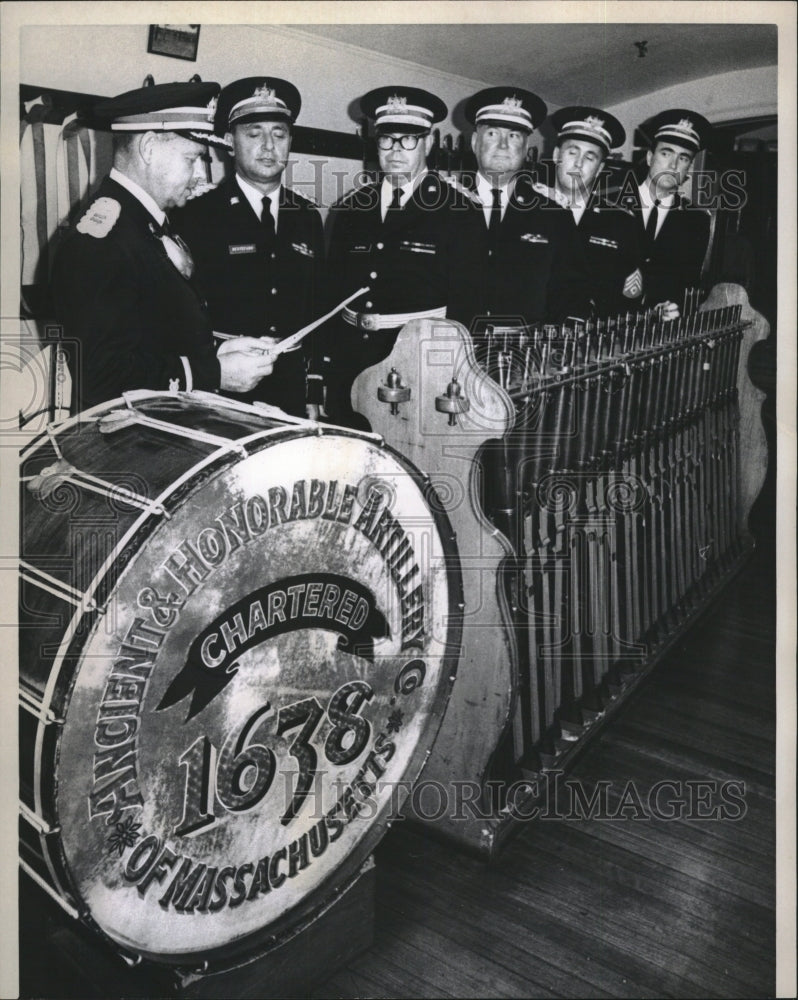 1965 Press Photo Capt. John Riley Artillery Company Massachusetts armory Boston - Historic Images
