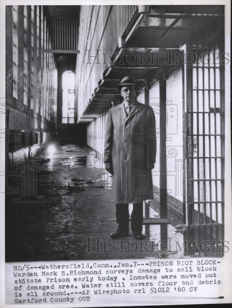 1960 Press Photo Warden Mark Richmond survey damage cell block State Prison riot - Historic Images