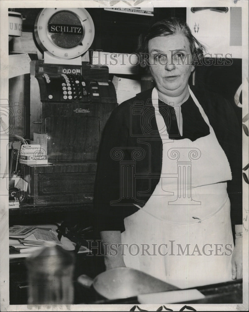 1961 Press Photo Miss Agnes Reilly manager cafe claimed man pointed gun cash - Historic Images