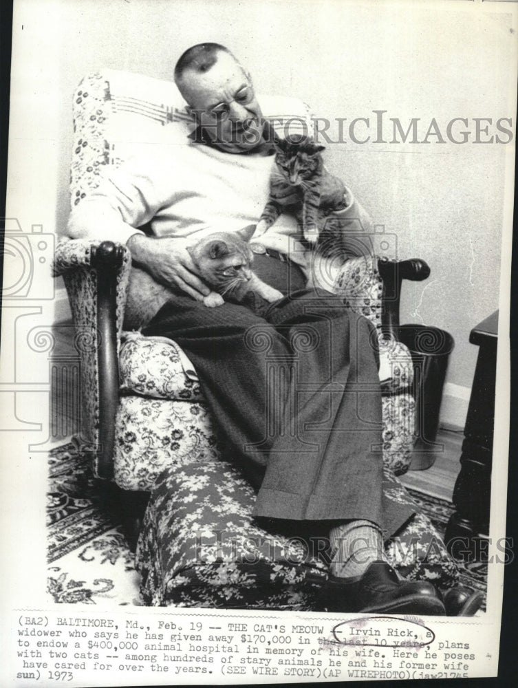 1973 Press Photo Irvin Rick widower animal hospital endow memory wife cats - Historic Images