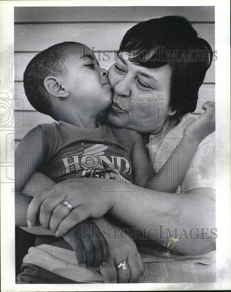 1985 Press Photo Adoption Family Pat Michael Riddick - Historic Images
