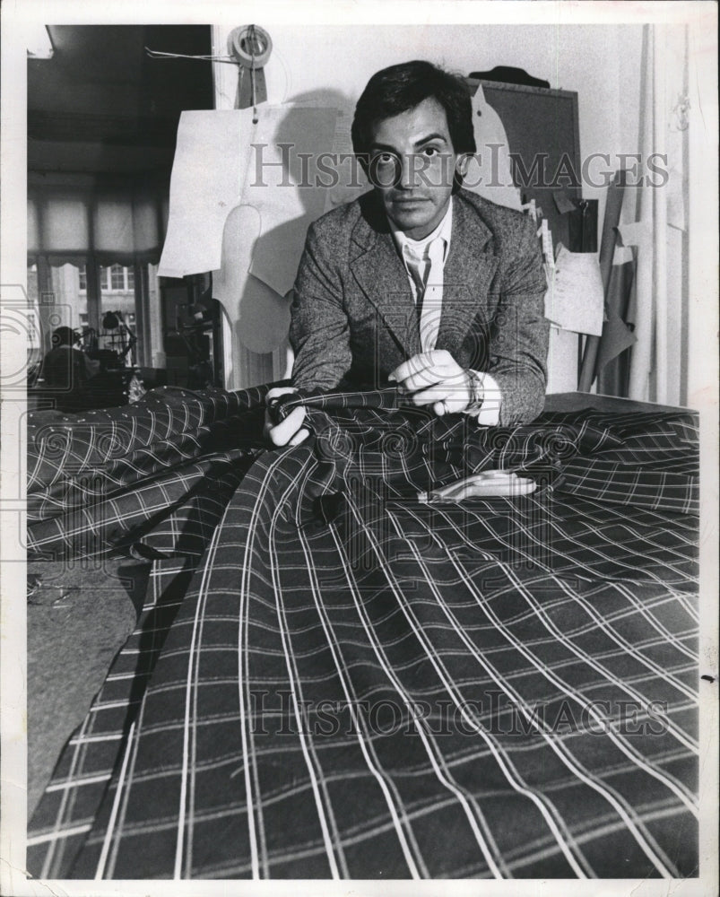1977 Press Photo Alfred Fiandaca Fashion Designer - RSM14073 - Historic Images