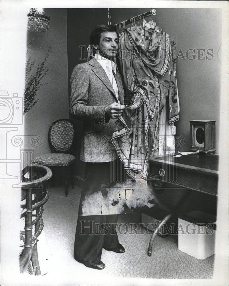 1977 Press Photo Alfred Fiandaca Fashion Designer - Historic Images