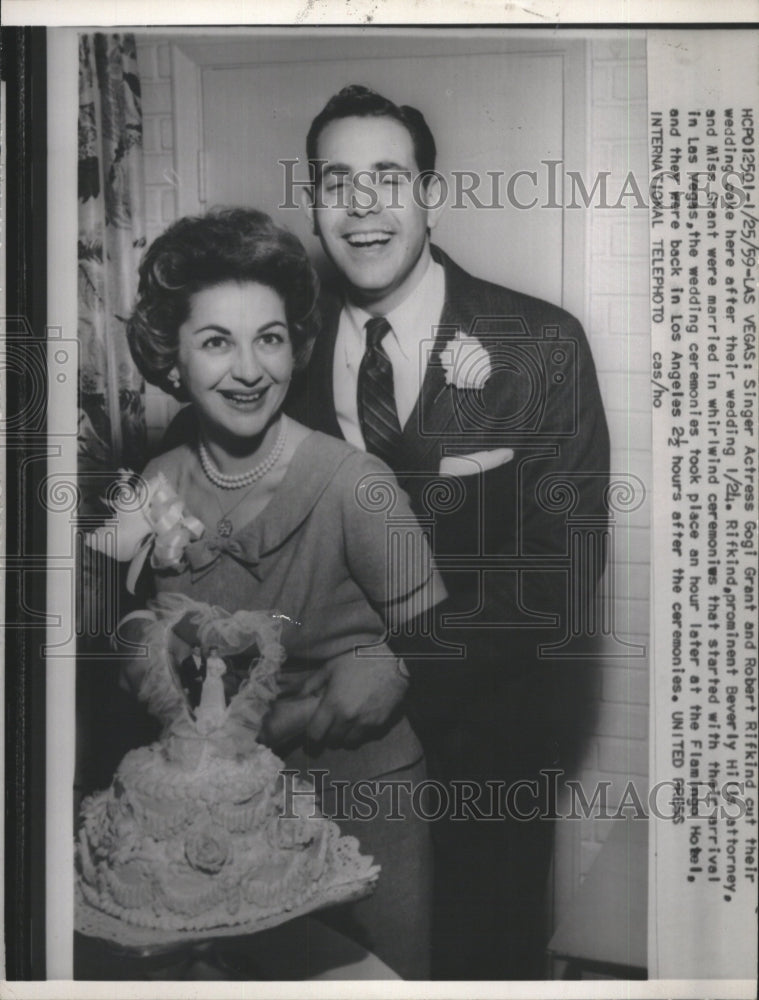 1959 Press Photo Singer Gogi Grant Attorney Husband Robert Rifkind Wedding Cake - Historic Images