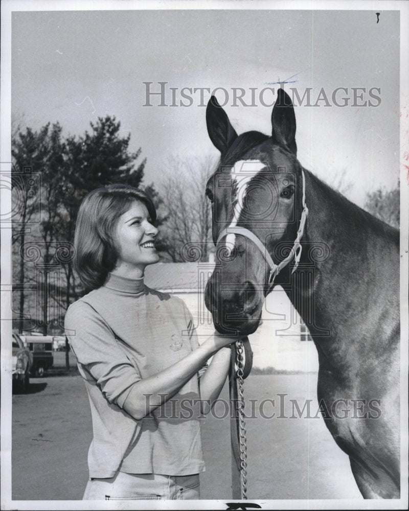 1975 Linda Fitzgerald pacer Overwitch horses care husband trainer - Historic Images