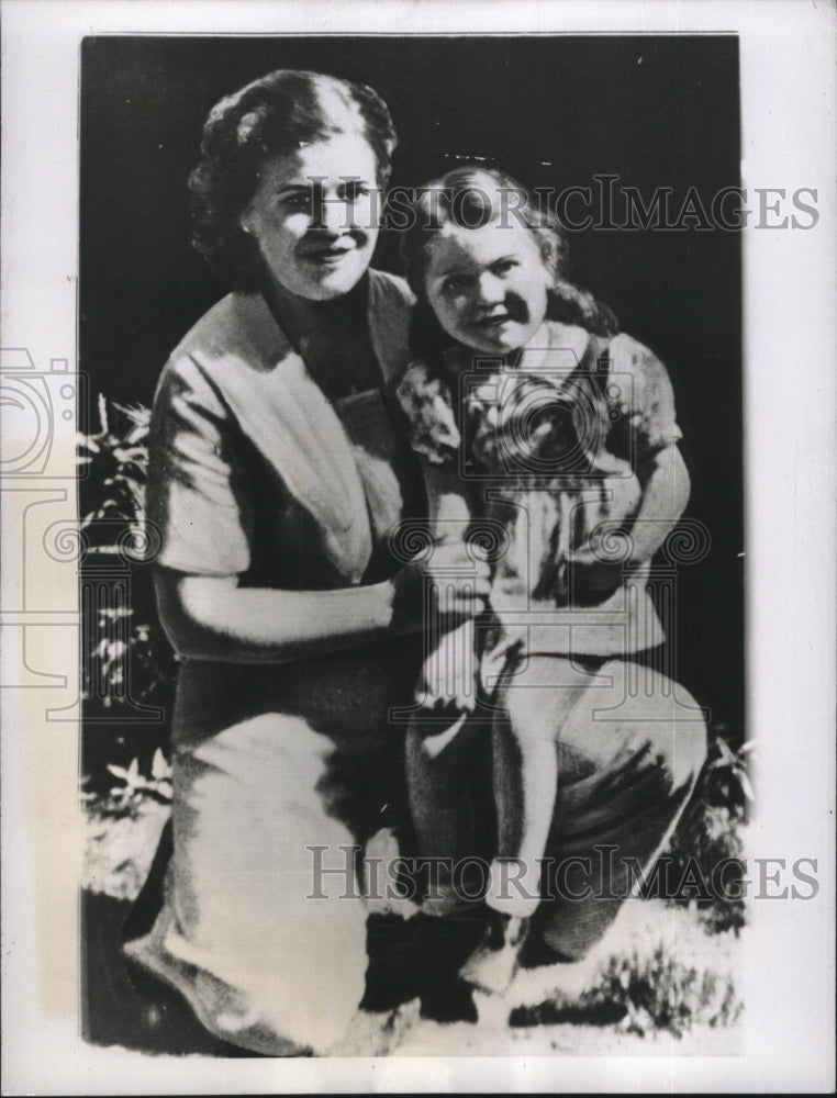 1944 Mrs. Louise Flack daughter Dolores death child body found - Historic Images