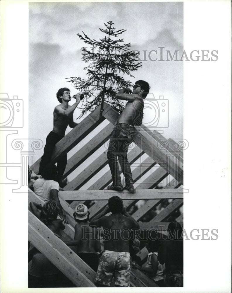 1988 Press Photo house raising Vermont beam place champagne toast - Historic Images