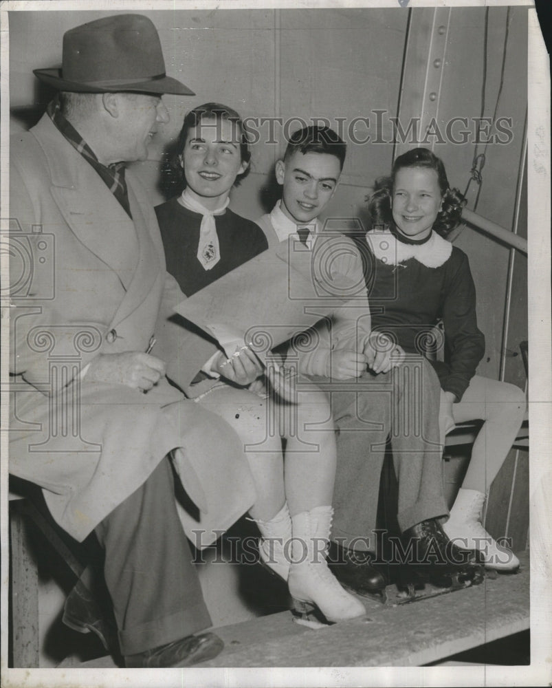 1955 Press Photo Music maestro Karle Rhode Silver Skates Derby Crowley Lord - Historic Images