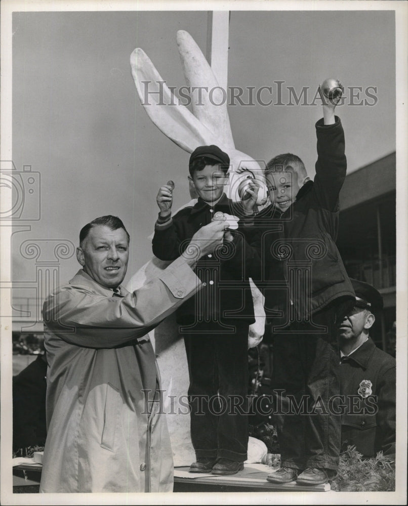 1952 Bobby Palmer gold egg prize Shoppers World easter egg hunt - Historic Images