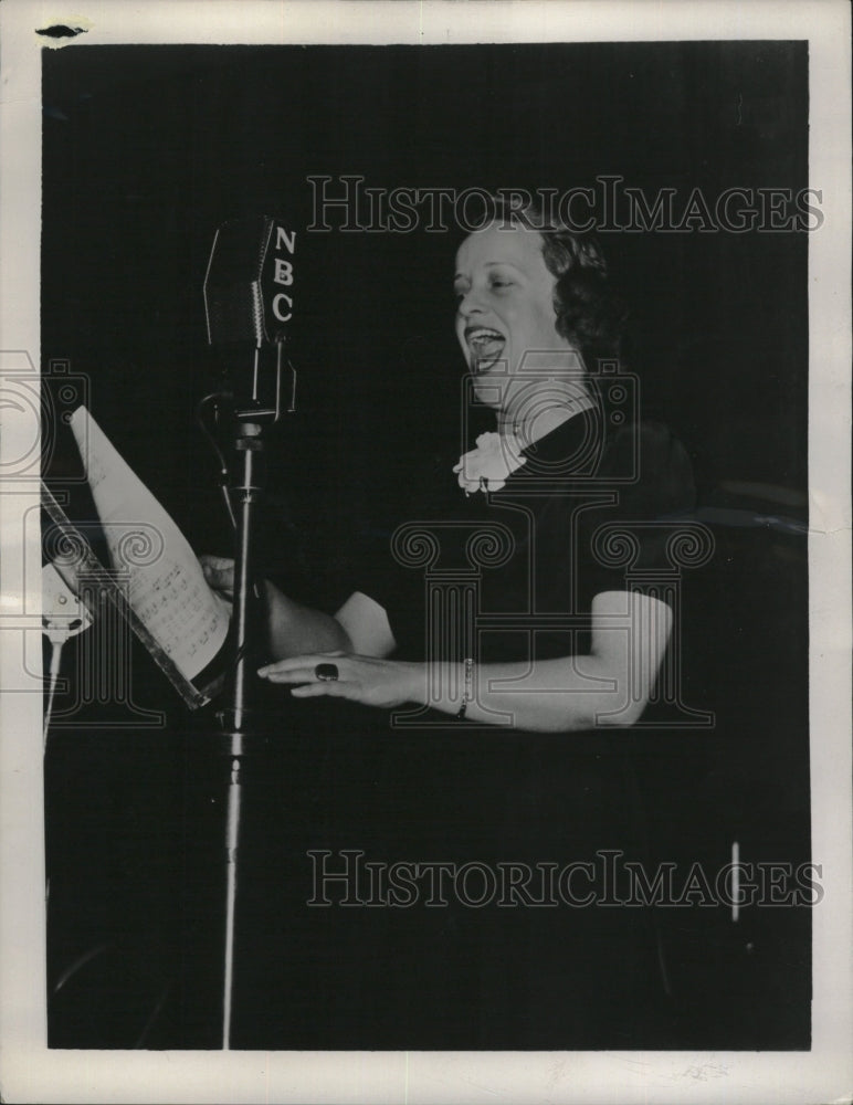 1937 Press Photo 1847 Girl Miss Willie Morris Musical Camera NBC - RSM14485 - Historic Images