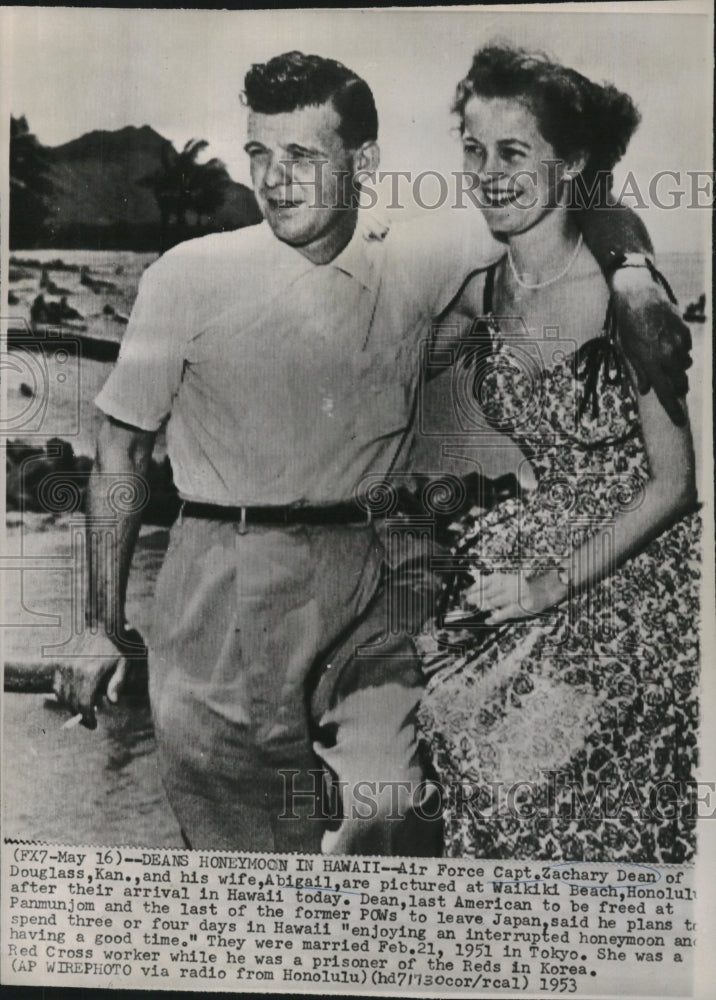 1953 Press Photo Air Force Capt. Zachary Dean wife Abigail Waikiki Beach - Historic Images