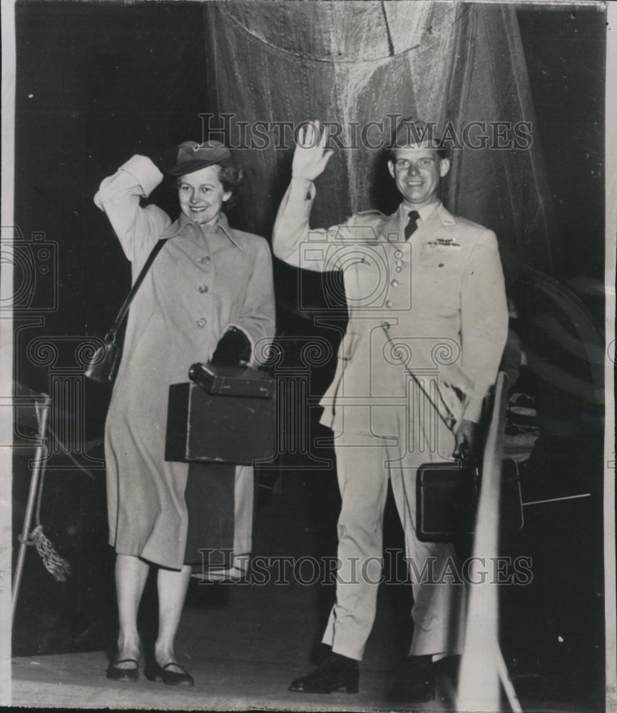 1953 Press Photo Air Force Capt. Zachary Dean wife Abigail Red Cross worker - Historic Images