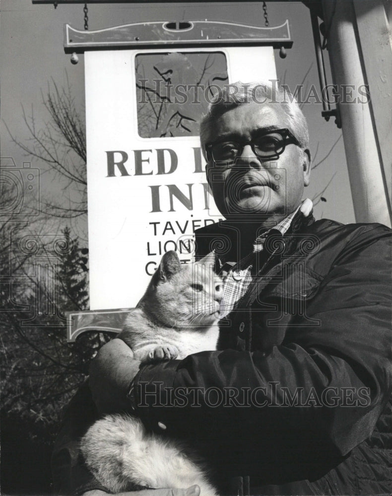 1975 Press Photo State Senator John Fitzpatrick Gus cat - RSM14763 - Historic Images