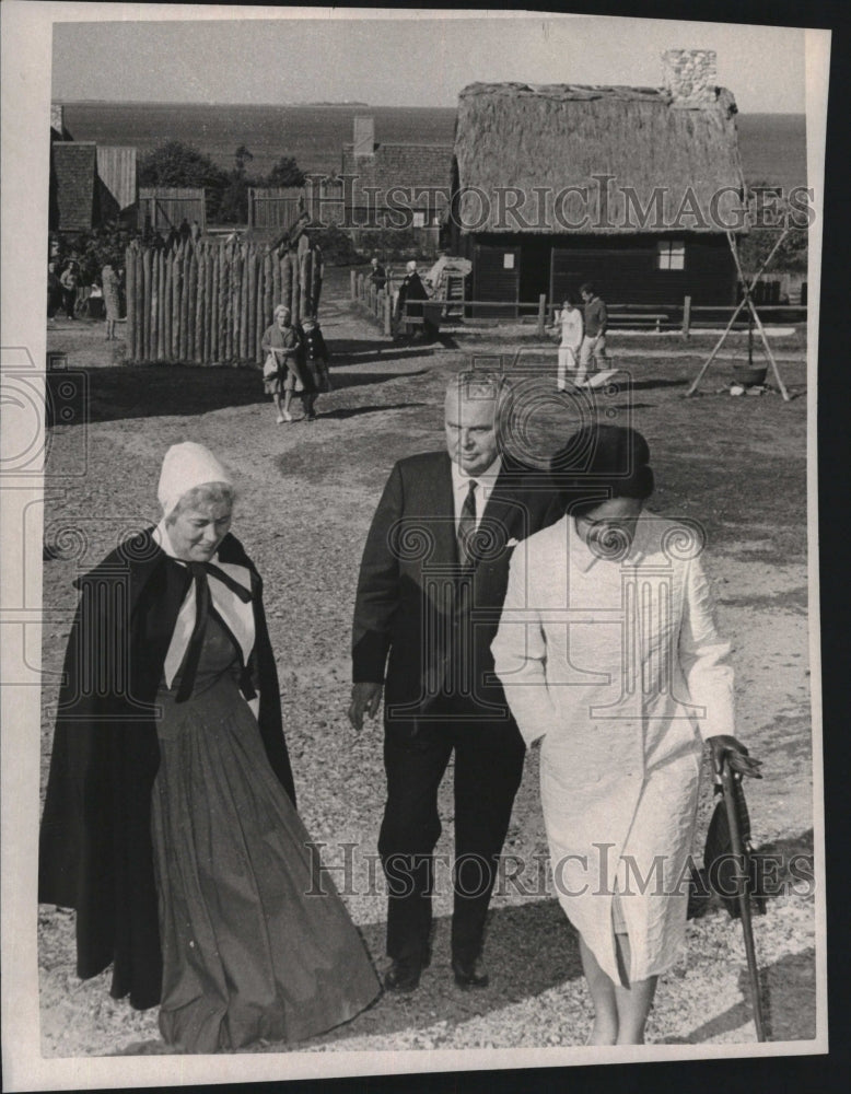 1966 Press Photo former Canadian Prime Minister John Diefenbaker wife Plymouth - Historic Images