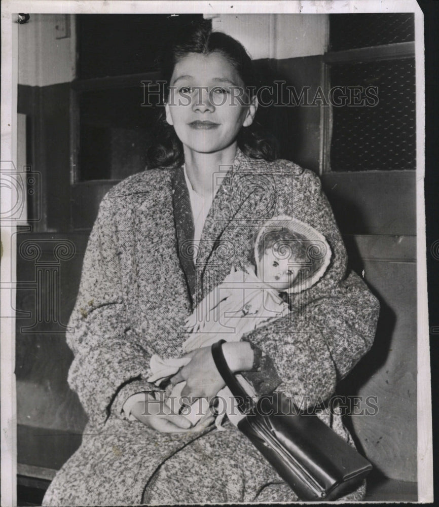 1956 Press Photo Mrs. Elena Dieczok LaGuardia Field custody daughter Tanya - Historic Images