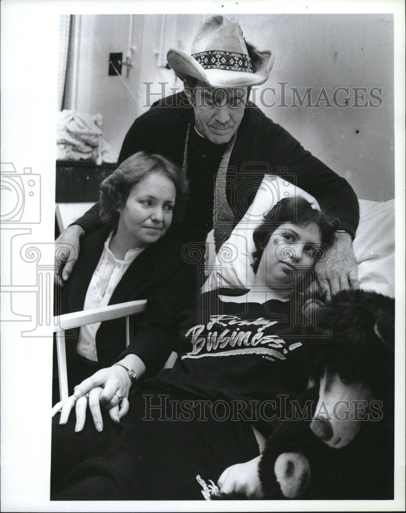 1984 Press Photo Nancy O&#39;Quinn bed Mass. General laser surgery parents Diane - Historic Images