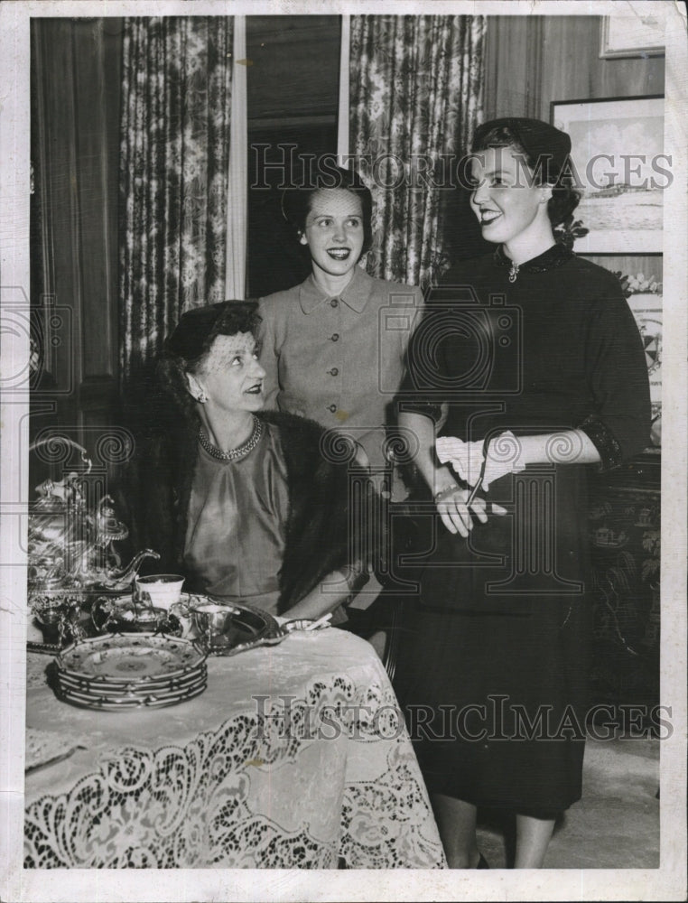 1955 Press Photo Mrs. Byron Elliot Jed O&#39;Day Reynolds Farrington - Historic Images