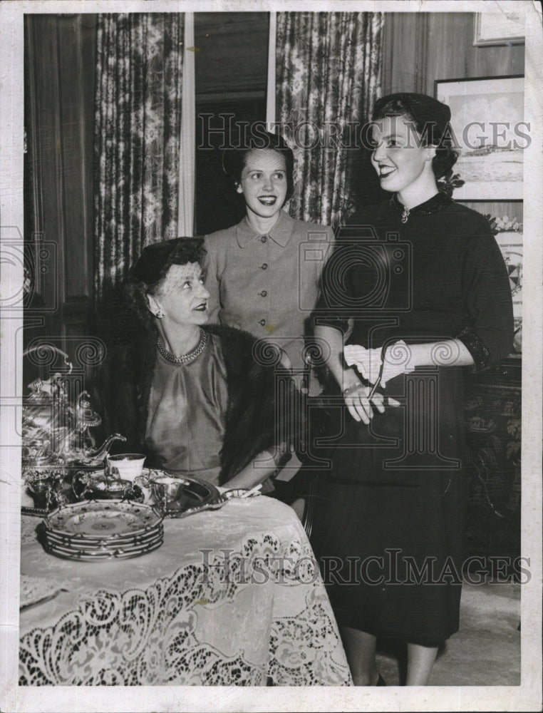 1955 Press Photo Mrs. Byron Elliot Jed O'Day Reynolds Farrington - Historic Images
