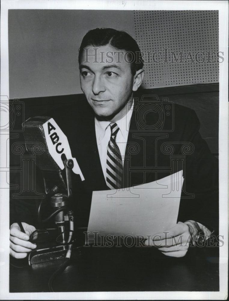 1952 Press Photo Win Elliot emcee jobs radio top show ABC news broadcast - Historic Images