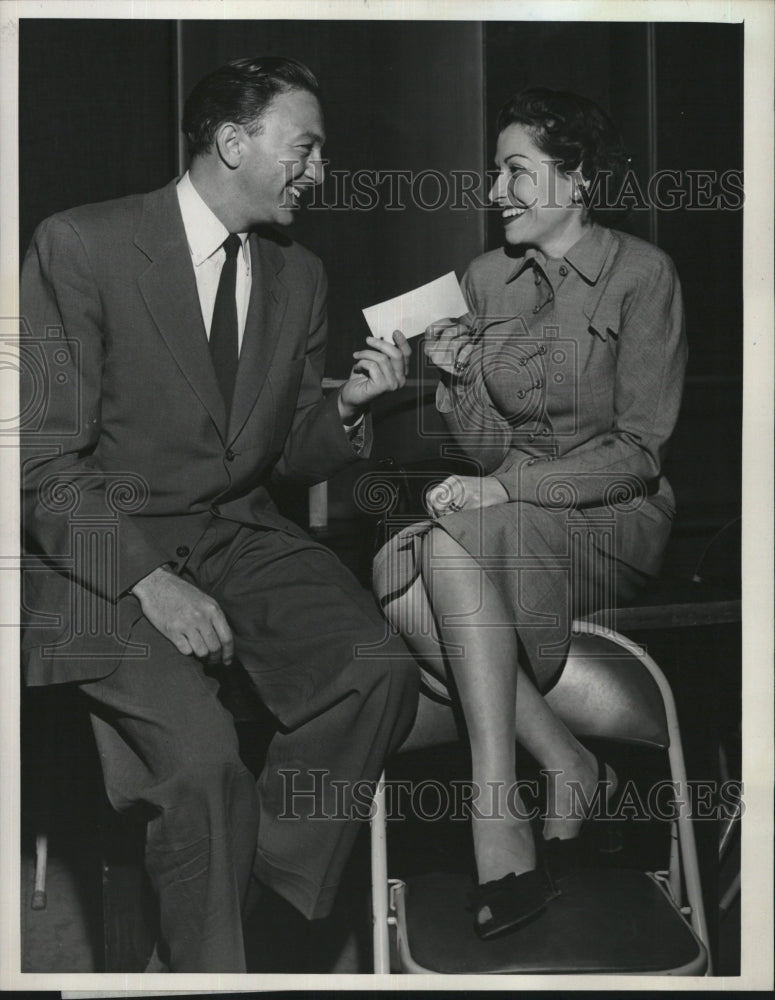 1952 Press Photo Win Elliot emcee CBS radio Walk a Mile quiz program Mrs. Stone - Historic Images