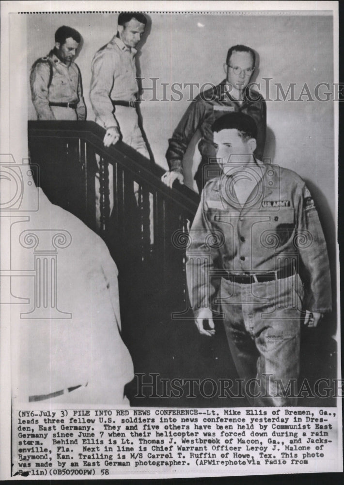 1958 Press Photo Lt. Mike Ellis U.S. soldiers conference East Germany held - Historic Images