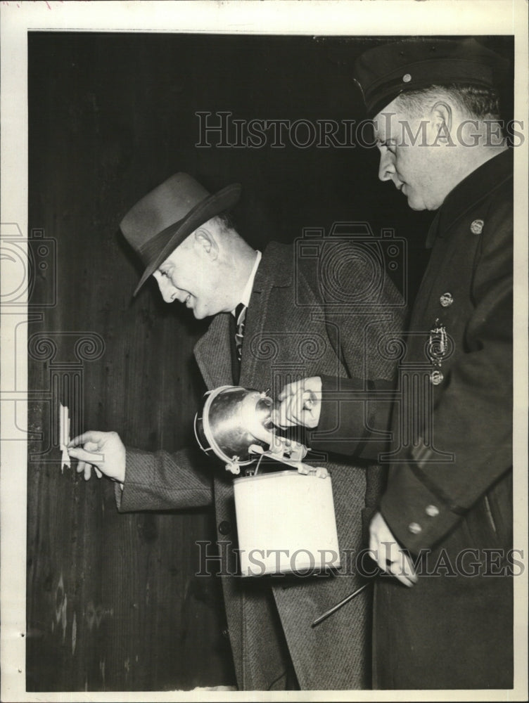 1949 Press Photo Oscar L. Ely Ballistic Bureau fence bullets fired officer - Historic Images