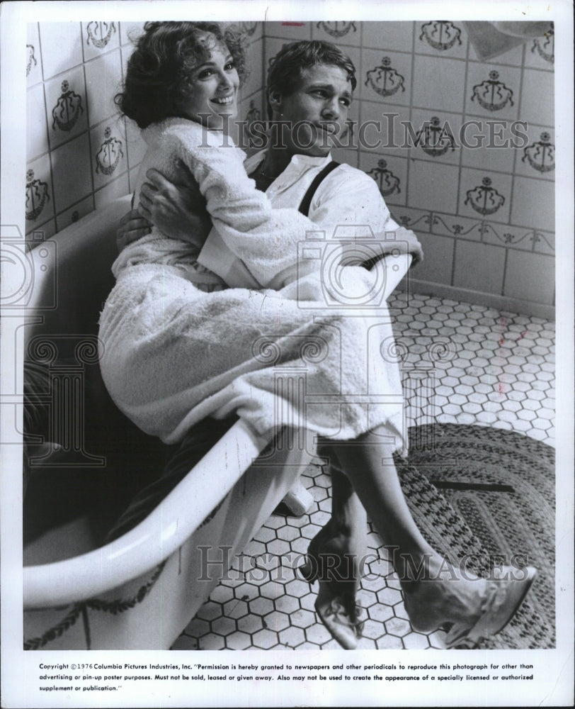 1976 Ryan O'Neal Jane Hitchcock Nickelodeon - Historic Images