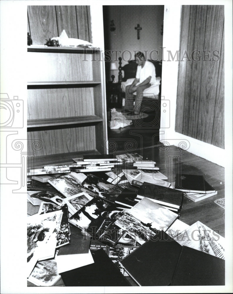 1989 Press Photo Robert O&#39;Neil cops arrested ransacked place wrong apartment - Historic Images