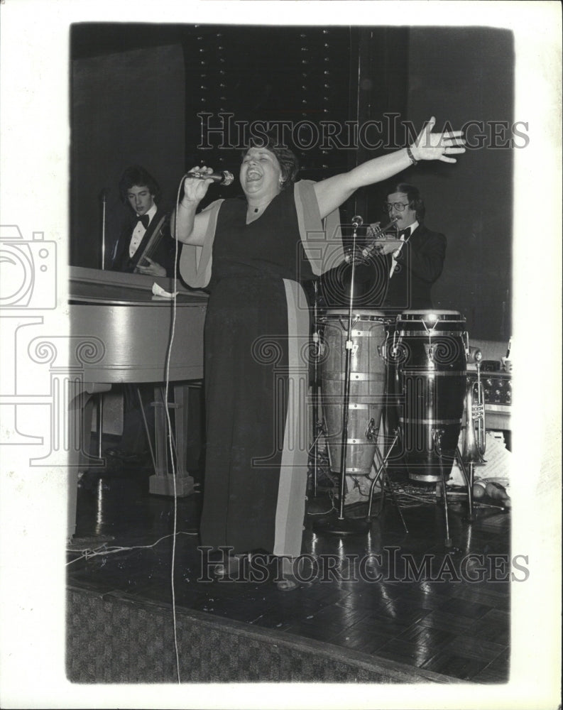 Press Photo Carol O'Shaughnessy celebrity room sing - RSM15089 - Historic Images