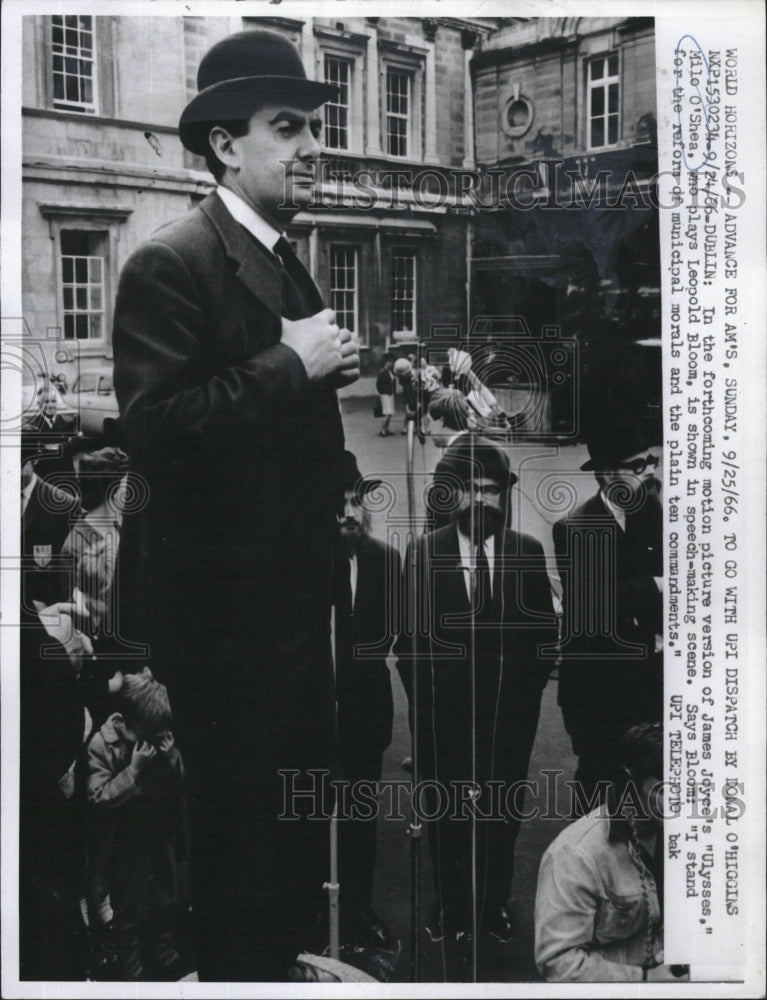 1966 Press Photo Ulysses Milo O'Shea speech-making scene - RSM15201 - Historic Images