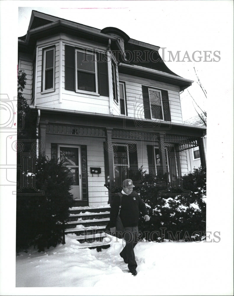 1994 Press Photo mail carrier Paul Casey delivery Tip O&#39;Neill old house - Historic Images