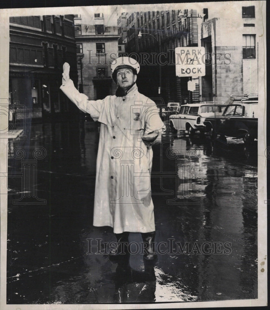 1962 Press Photo Traffic Officer Reginald O&#39;Brien thunderstorm Boston - Historic Images