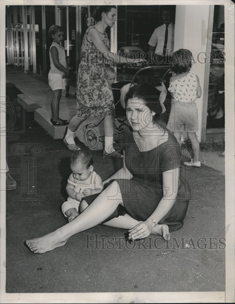 1965 Press Photo Mrs. Jacqueline Wheelis baby Eric bround eviction pay back rent - Historic Images