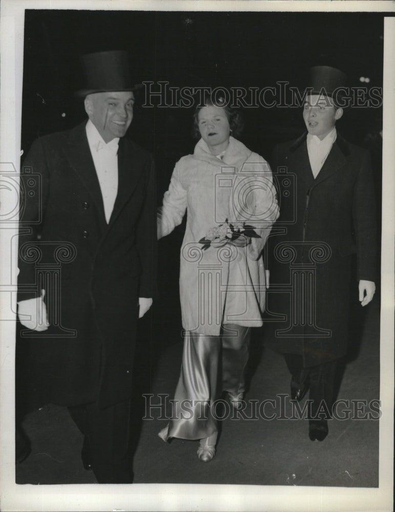 1942 Press Photo Mr. &amp; Mrs. Beverley R. Robinson At Metropolitan Opera - Historic Images