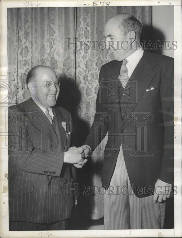 Press Photo Two Men Shaking Hands One is Tall &amp; One is Short - RSM15799 - Historic Images